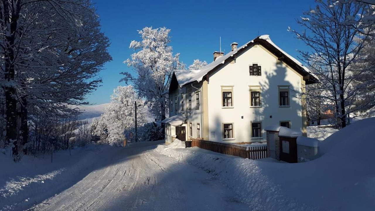 Králíky Stara Skola Hedecアパートホテル エクステリア 写真