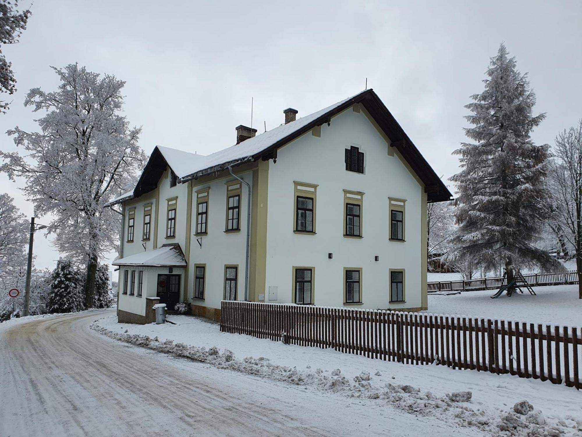 Králíky Stara Skola Hedecアパートホテル エクステリア 写真